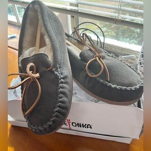 Women’s 9 Minnetonka hard soled sheepskin moccasin grey